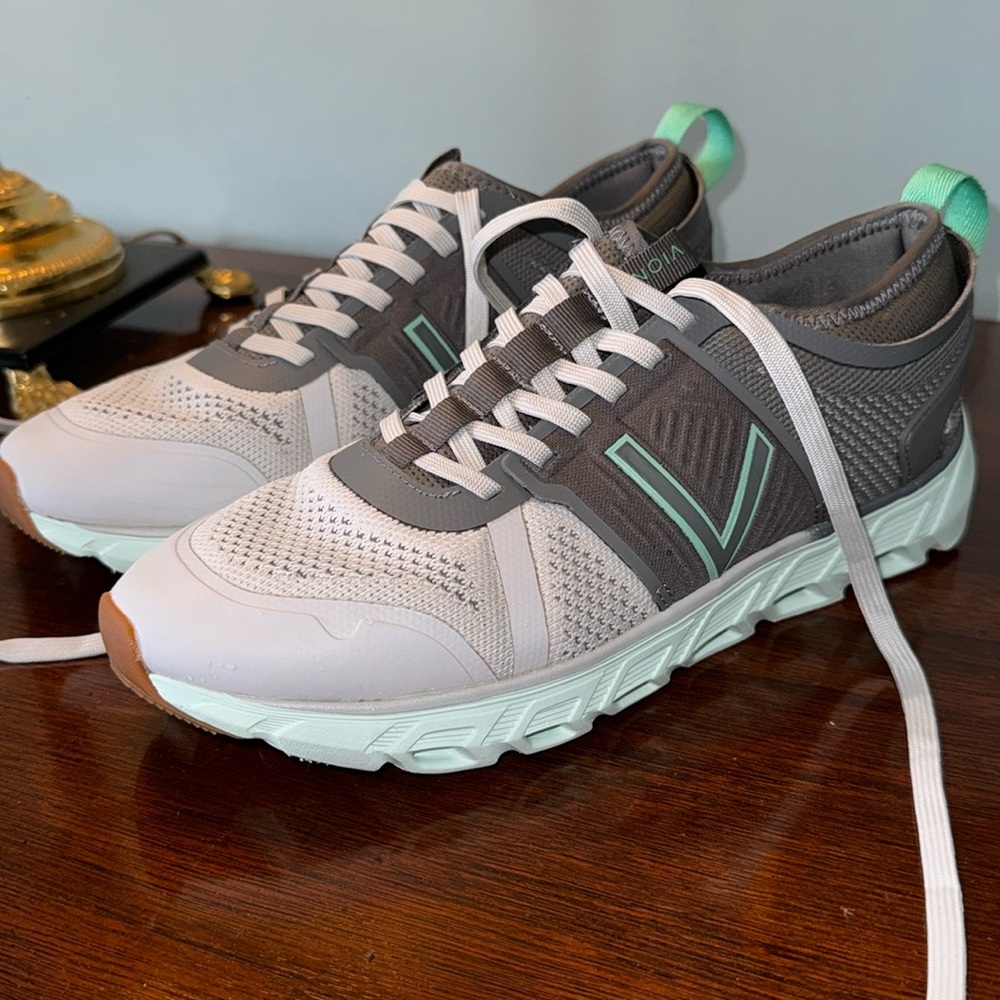 Vionic Captivate sneakers/tennis shoes
